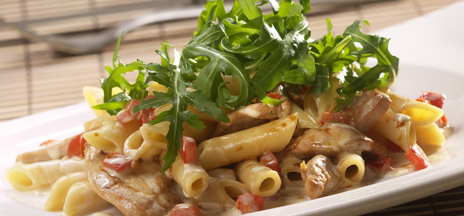 Frische Hähnchen Nudel Pfanne mit Rucola maggi de