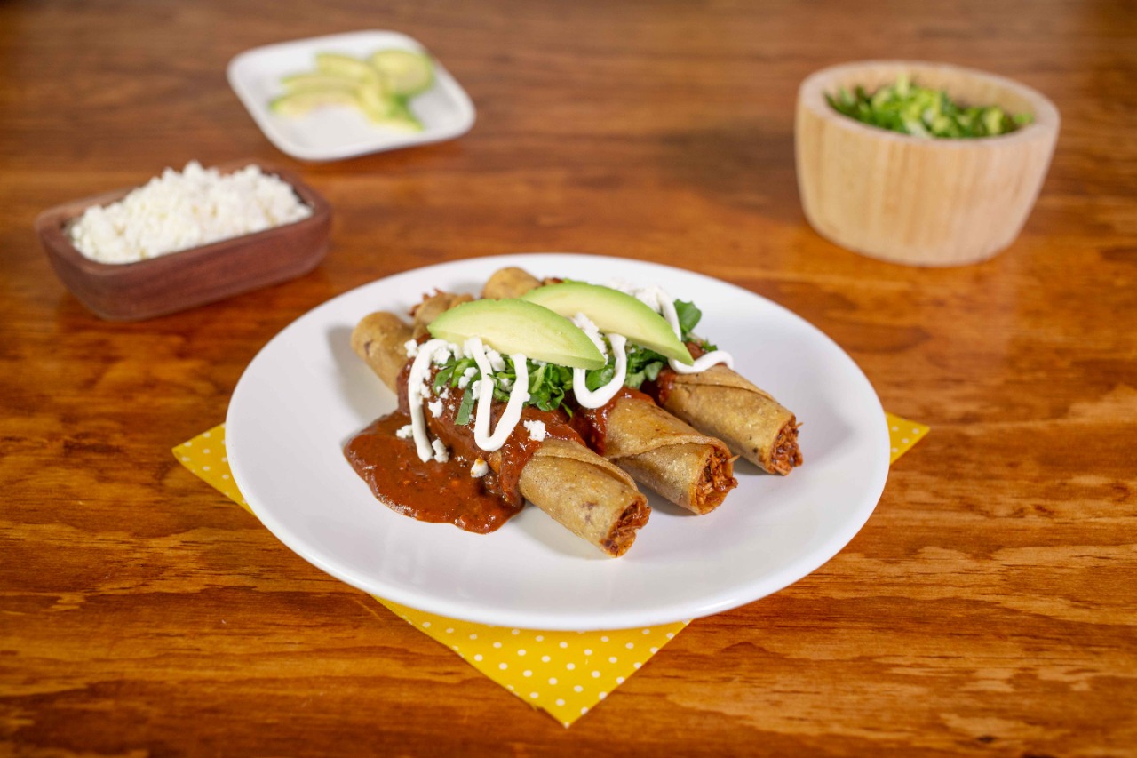 Tacos Dorados Con Pollo Adobado