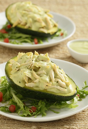 Aguacate relleno de pollo deslactosado | Recetas Nestlé