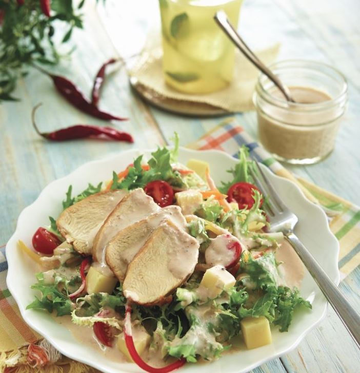 Ensalada con pollo al pimentón y aderezo de ajonjolí y chile de árbol