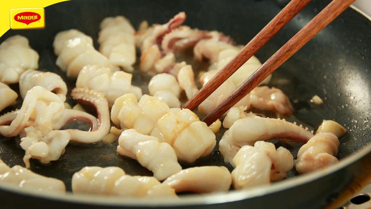 Bông Hẹ Xào Mực Lá Và Hạt Điều
