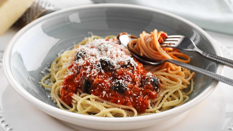 Spaghetti With Black Olives And Creamy Tomato Sauce Maggi