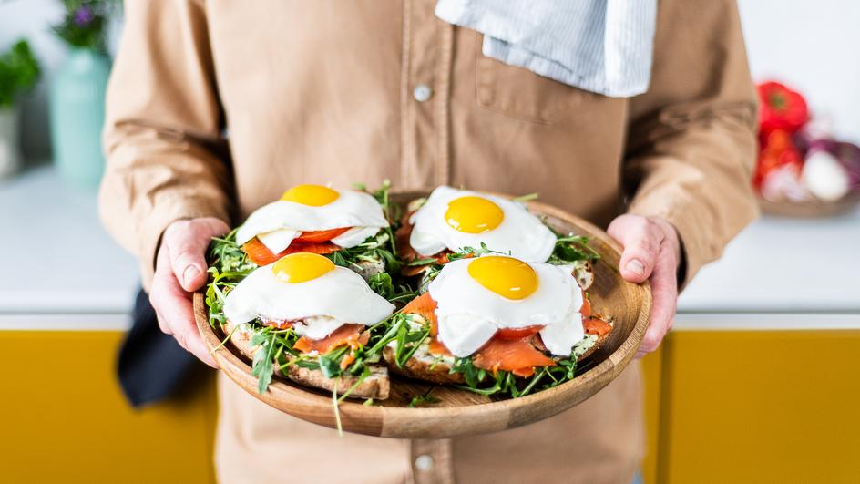 Caprese-Lachs-Brote mit Spiegelei | maggi.de